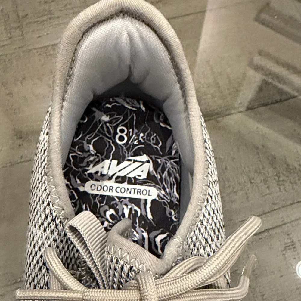 Avia Light Gray Athletic Shoes. Casual Every Day Shoe Womens 8.5. Minimal wear. - Picture 9 of 10